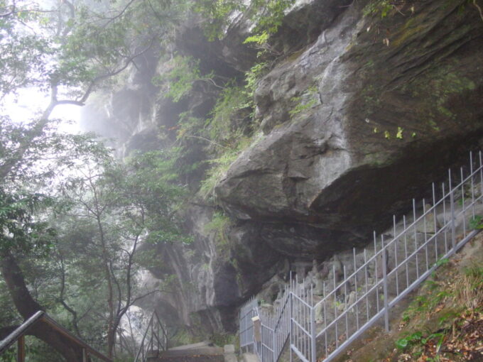 11月上旬雨の鋸山日本寺ロープウェーからの下山ルート霧の立ち込める幻想的な参拝道