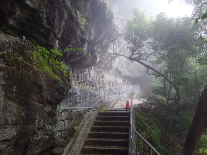 11月上旬雨の鋸山日本寺ロープウェーからの下山ルート霧にけむる千五百羅漢道百躰観音