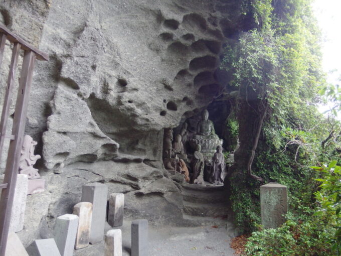 11月上旬雨の鋸山日本寺ロープウェーからの下山ルート奥の院無漏窟房総半島の地質の風合いと仏像の共演