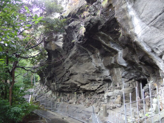 11月上旬雨の鋸山日本寺ロープウェーからの下山ルート波打つ岩盤に石仏の並ぶ維摩窟