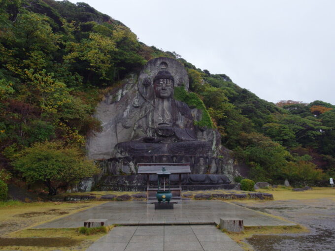 11月上旬雨の鋸山日本寺雨に濡れる日本寺大仏御本尊薬師瑠璃光如来