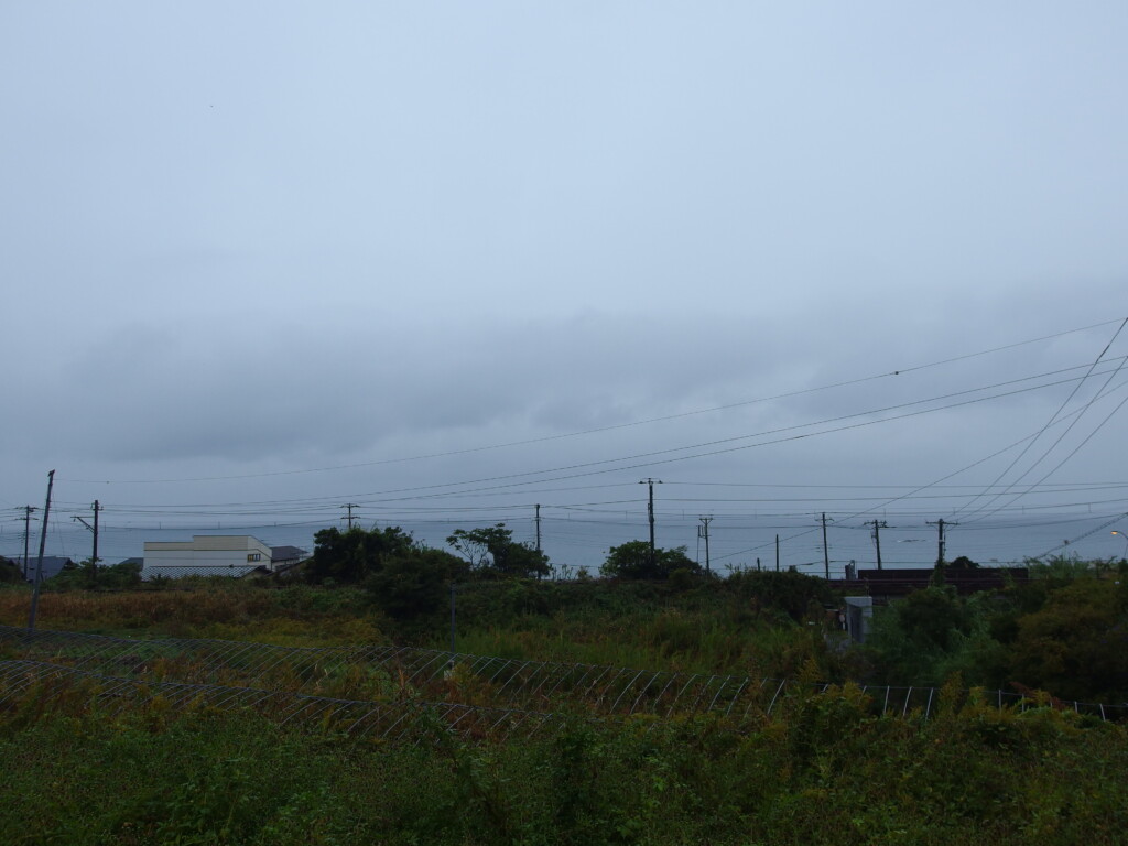 11月上旬雨の鋸山日本寺表参道を下り住宅街を抜けると海が見える
