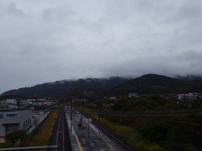 11月上旬雨の保田駅跨線橋から望む雲のかかった鋸山