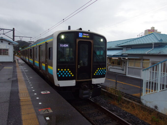 11月上旬雨の保田駅に入線する内房線E131系木更津行き普通列車