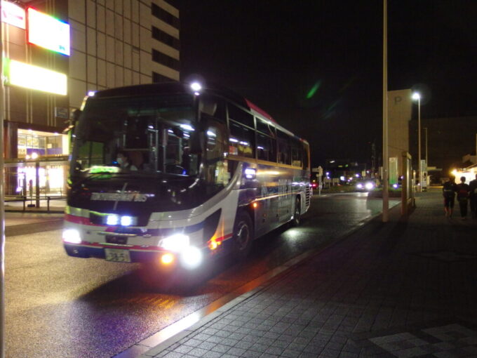 11月上旬夜の木更津駅東急トランセ渋谷マークシティ行き高速バス