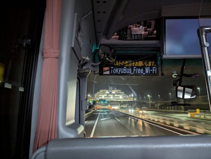 11月上旬夜の東急トランセ渋谷マークシティ行き高速バス海ほたるが見えまもなく海底トンネルへと突入
