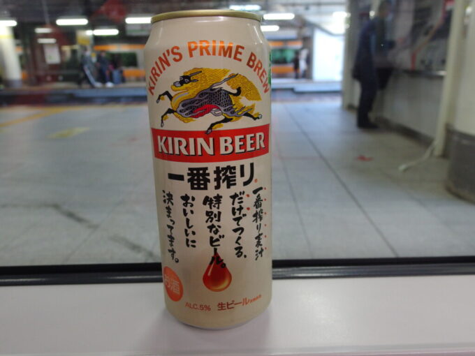 12月中旬新宿駅中央線のオレンジ色の電車を眺めながらかいじ号でビールを開ける