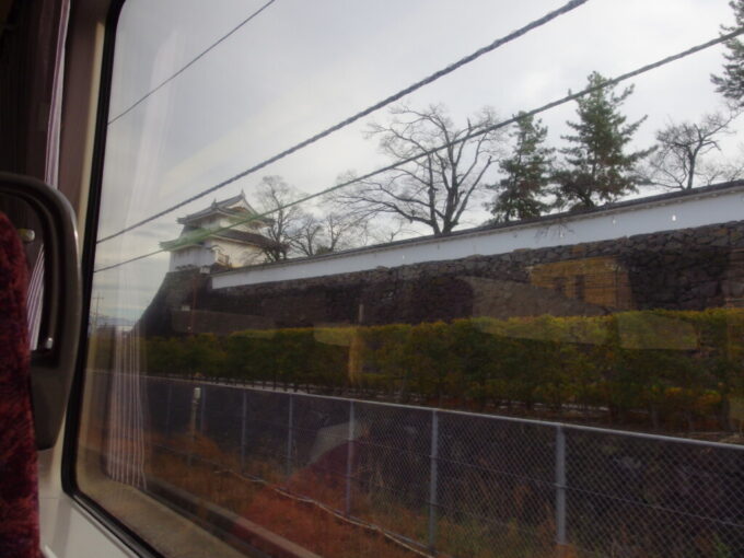 12月中旬373系身延線特別急行ふじかわ号は甲府駅を定刻に出発し舞鶴城公園の稲荷櫓を望む