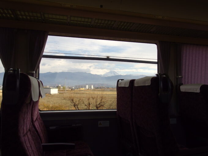 12月中旬373系身延線特別急行ふじかわ号車窓から望む初冬の富士