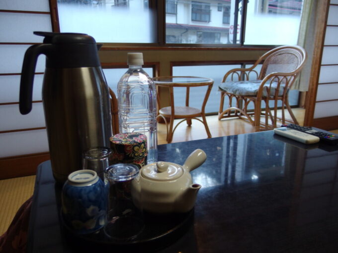 12月中旬初冬の下部温泉元湯橋本屋客室にペットボトルで用意された飲泉できる下部の温泉水
