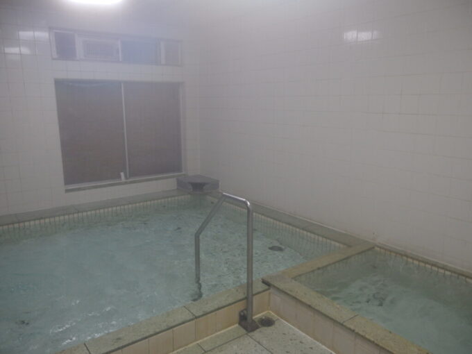 12月中旬初冬の下部温泉元湯橋本屋熱い源泉とぬる湯ふたつの浴槽が設けられた大浴場