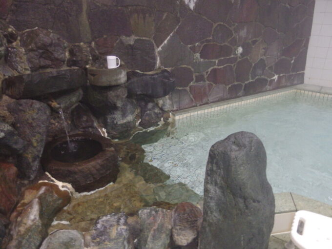 12月中旬初冬の下部温泉元湯橋本屋大浴場に設けられた飲泉所