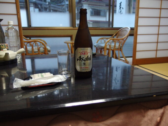 12月中旬初冬の下部温泉元湯橋本屋湯上りにこたつに入って飲むビール