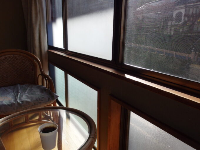12月中旬初冬の下部温泉元湯橋本屋朝食後に陽の差す縁側で飲むコーヒー