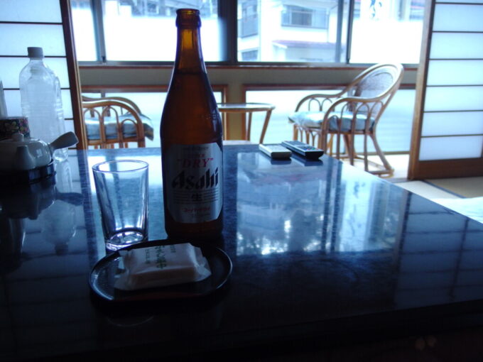 12月中旬初冬の下部温泉元湯橋本屋湯上りに冷たい瓶ビールと下部温泉銘菓かくし最中