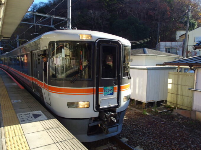 12月中旬初冬の下部温泉駅に入線する373系身延線特別急行ふじかわ号静岡行き