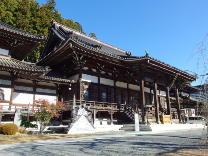 12月中旬初冬の身延山昭和初期建築の仏殿