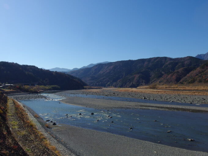 12月中旬初冬の身延駅前を流れる日本三大急流富士川川幅の広さと大量の石が暴れ川であることを物語る