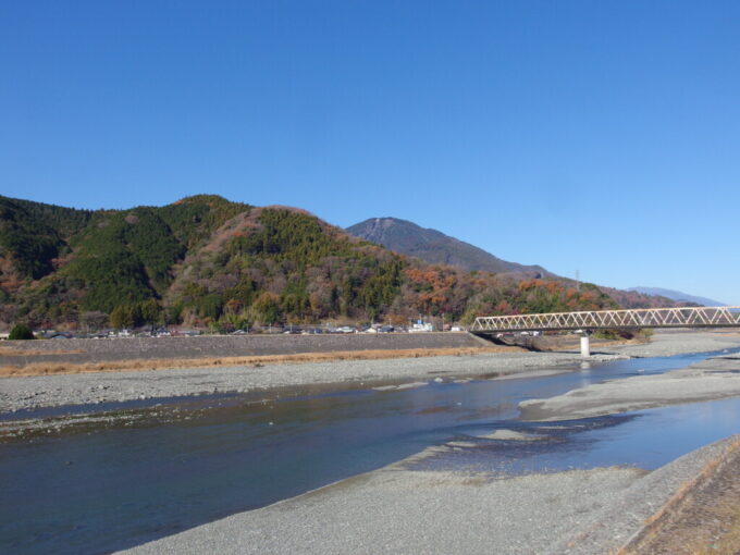 12月中旬初冬の身延駅前を流れる日本三大急流富士川