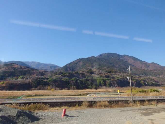 12月中旬初冬の身延線313系普通列車甲府行き車窓から眺める身延山