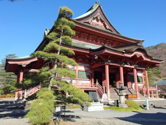 12月中旬初冬の甲府甲斐善光寺東日本最大級の撞木造の金堂