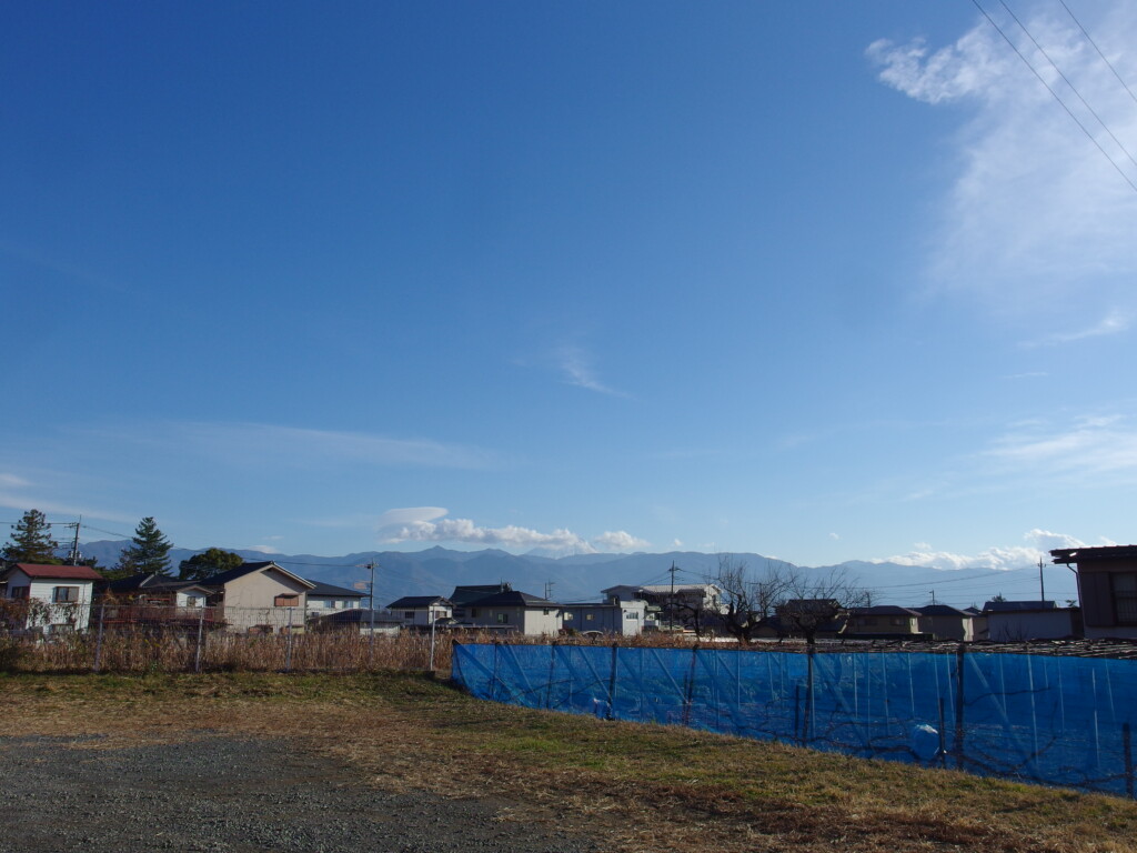 12月中旬初冬の甲府富士山の見える東光寺への長閑な道