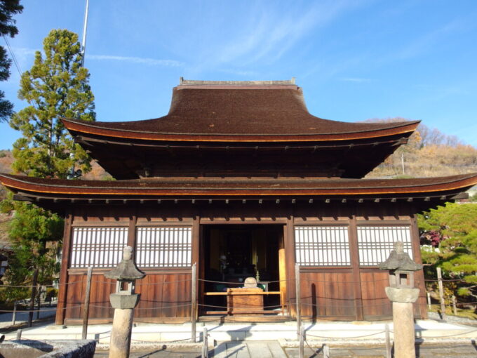 12月中旬初冬の甲府東光寺国指定重要文化財室町時代築檜皮葺の仏殿