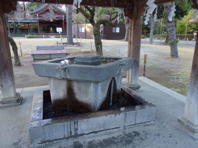 12月中旬初冬の甲府夕刻の武田神社武田菱の形をした手水舎