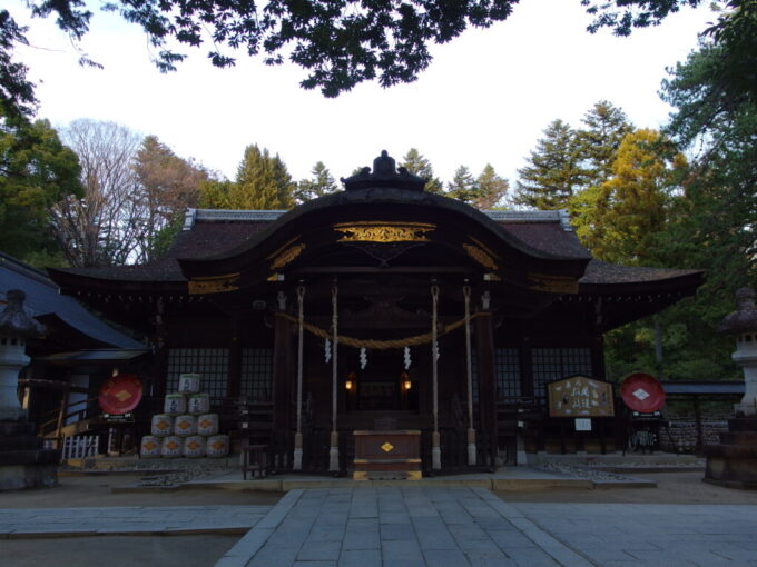 12月中旬初冬の甲府夕刻の武田神社大正時代建築の重厚な拝殿