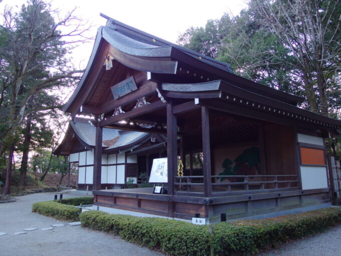 12月中旬初冬の甲府夕刻の武田神社2009年に建てられた甲陽武能殿