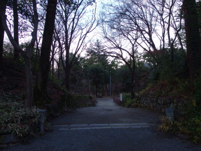 12月中旬初冬の甲府夕刻の武田神社土塁を通って西側へ