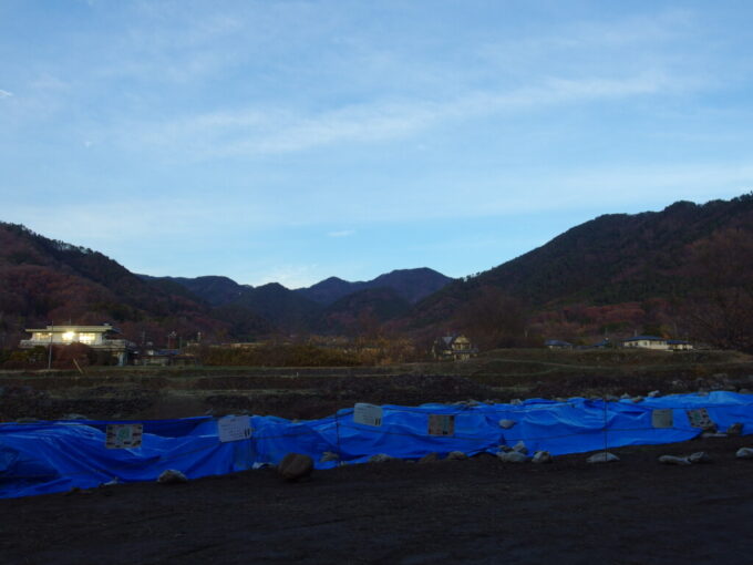 12月中旬初冬の甲府夕刻の武田神社未だ発掘の進められている北側