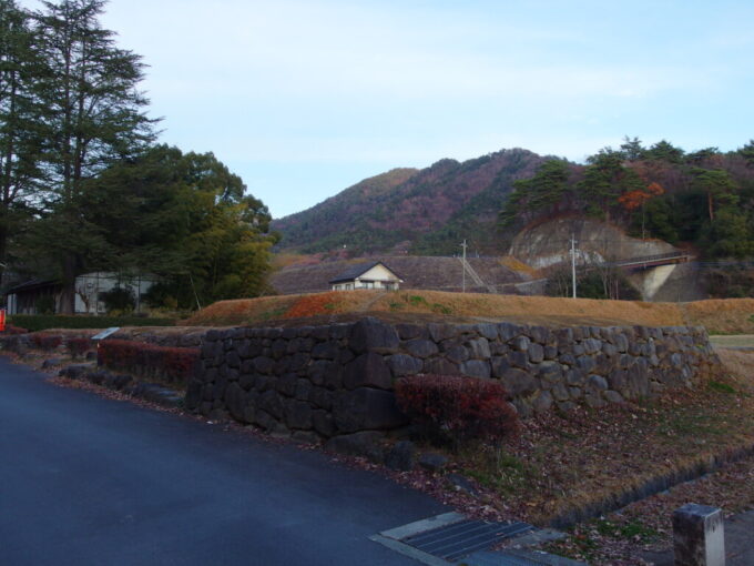 12月中旬初冬の甲府夕刻の武田神社かつて大手門のあった東側