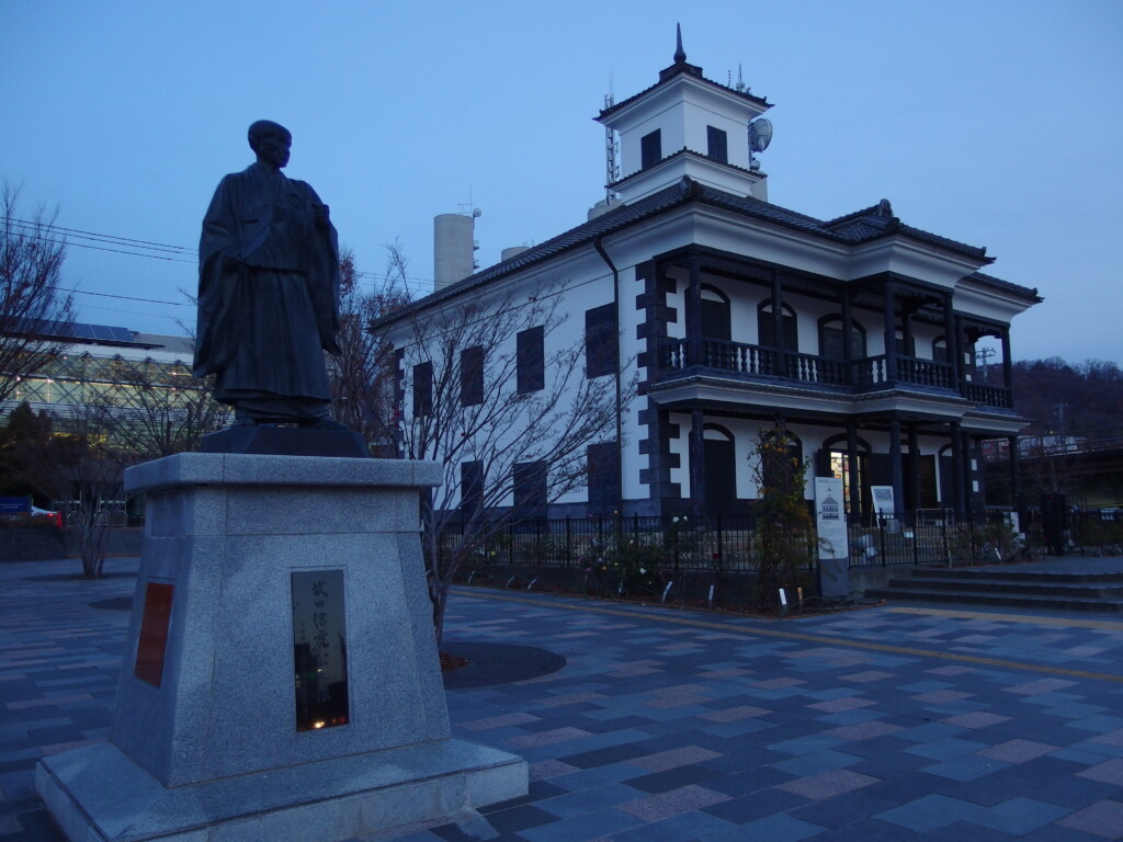 12月中旬初冬の甲府夕刻の北口に建つ武田信虎公銅像と藤村記念館