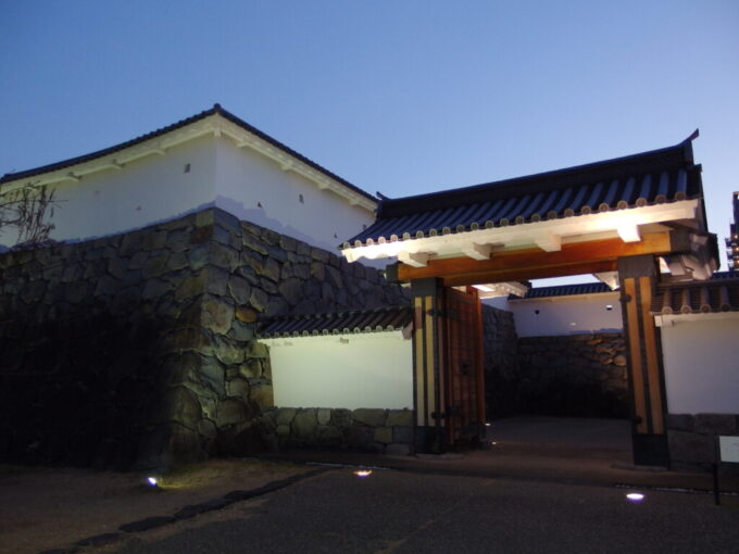 12月中旬初冬の甲府夕刻の歴史公園に佇む山手御門
