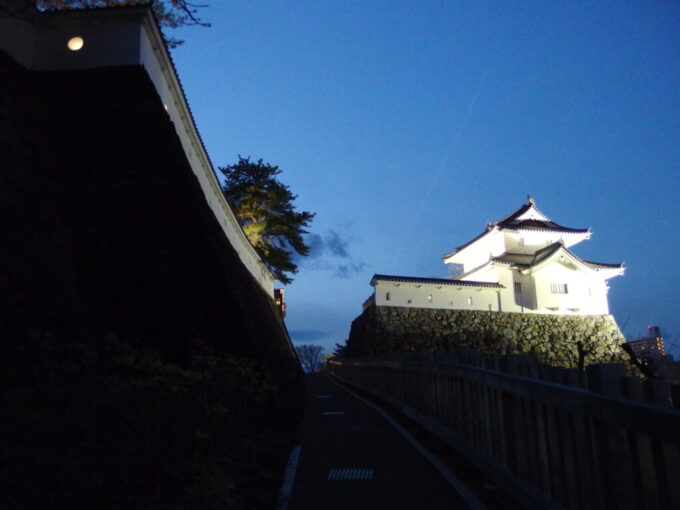 12月中旬初冬の甲府夕暮れの舞鶴城公園稲荷櫓の脇から登城