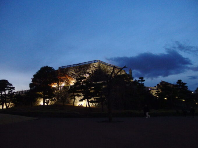 12月中旬初冬の甲府夕暮れの舞鶴城公園築城当時の姿を残す天守台