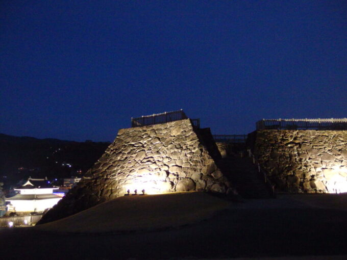 12月中旬初冬の甲府夕暮れの舞鶴城ライトアップされた石の陰影の浮かぶ美しい天守台石垣