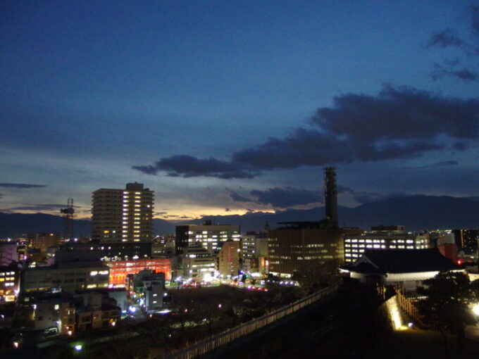 12月中旬初冬の甲府夕暮れの舞鶴城天守台の上から望む盆地の縁の茜色