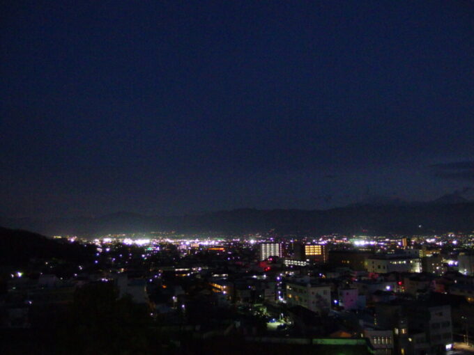 12月中旬初冬の甲府夕暮れの舞鶴城天守閣頂上から望む甲府盆地の煌めく夜景