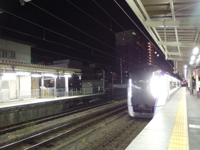 12月中旬初冬の夜の甲府駅E353系中央本線特別急行あずさ号新宿行きで帰京の途へ