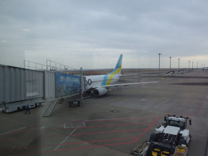 1月中旬冬の羽田空港第2ターミナルスポットに駐機するエア・ドゥB737新千歳空港行き
