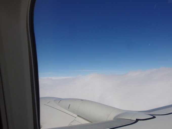 1月中旬冬の羽田空港を離陸した新千歳空港行きエア・ドゥB737は雲を抜け青空のもとへ
