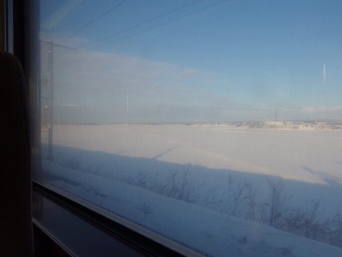 1月中旬冬の北海道721系快速エアポート車窓に広がる一面の銀世界