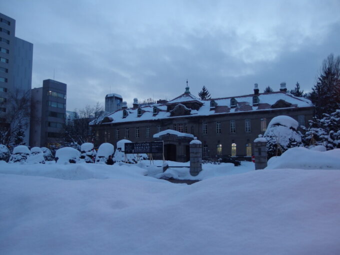 1月中旬冬の北海道大雪の後の札幌大通りの突き当りに佇む札幌軟石を使用した札幌市資料館の渋い建物