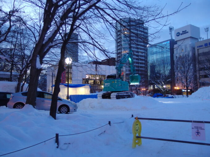 1月中旬冬の北海道大雪の後の札幌大通り公園で自衛隊が雪像を製作中