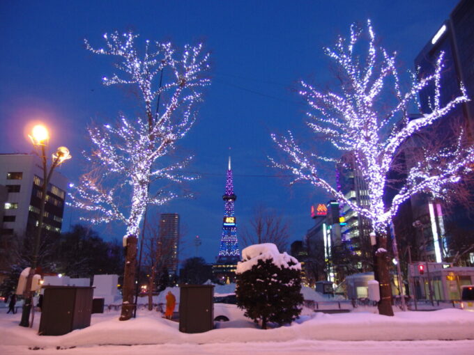 1月中旬冬の北海道大雪の後の札幌雪に埋もれた大通り公園越しに望む札幌テレビ塔の輝き