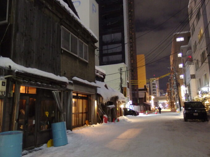 1月中旬冬の北海道大雪の後の札幌満腹とほろ酔いで歩く夜の雪道