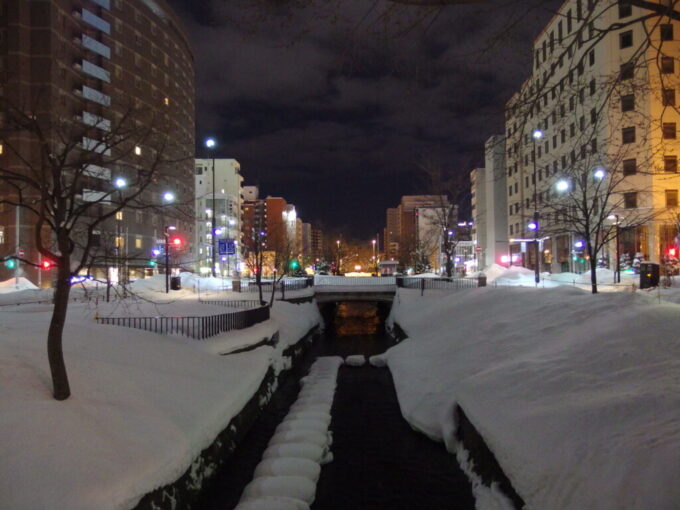 1月中旬冬の北海道大雪の後の札幌夜の創成川沿いを散策