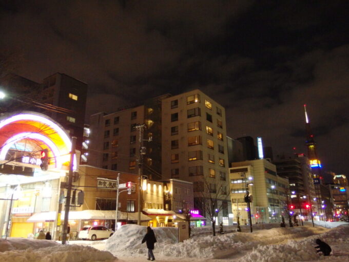 1月中旬冬の北海道大雪の後の札幌狸小路商店街の突き当り雪の積もる創成川公園